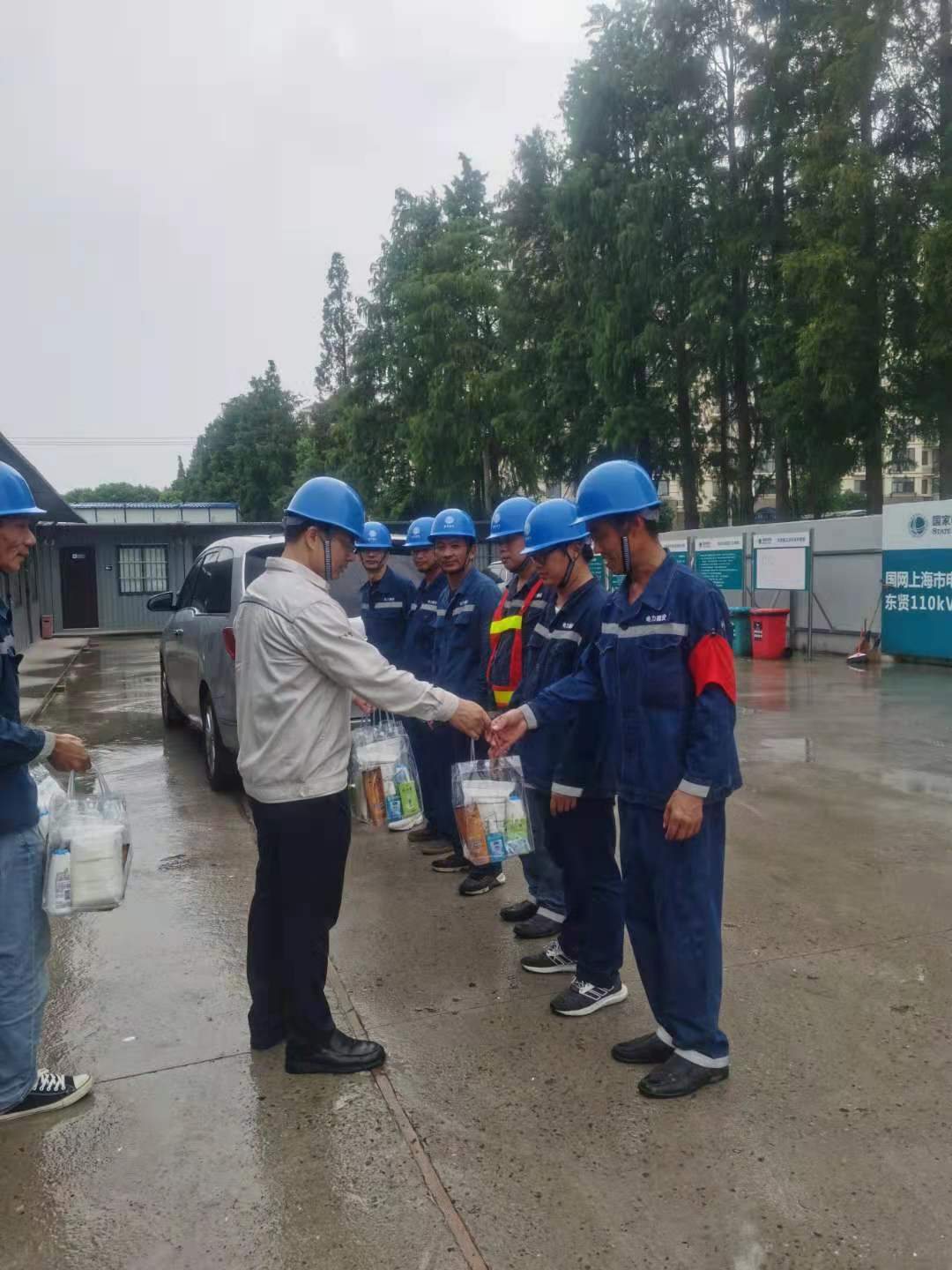 夏送清凉 情系一线——公司领导赴110kV东贤变电站项目现场慰问施工人员