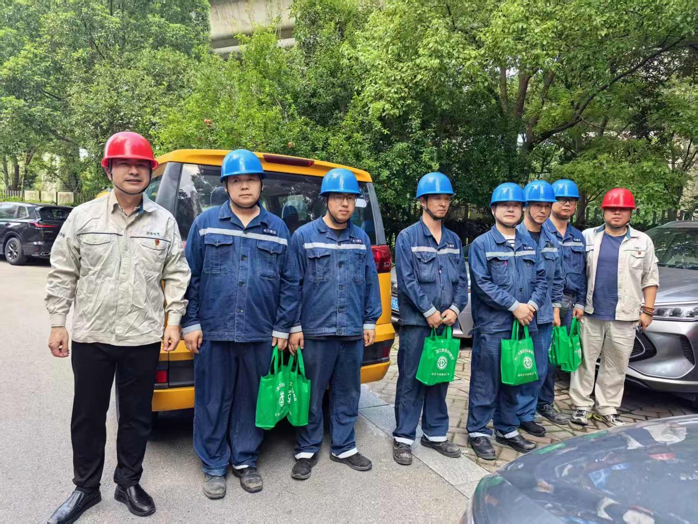 慰问进工地 关怀暖人心